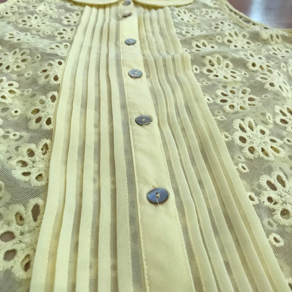 Yellow Eyelet Peter Pan Collar Sleeveless Blouse - Picture 6 of 7